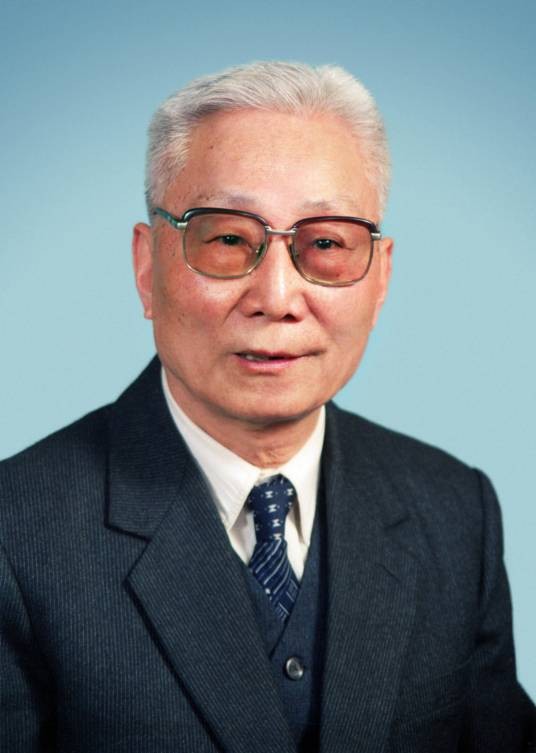 颜正华（中国中医科学院学部委员、中医学家、中药学家、中医教育家、北京中医药大学主任医师、教授）
