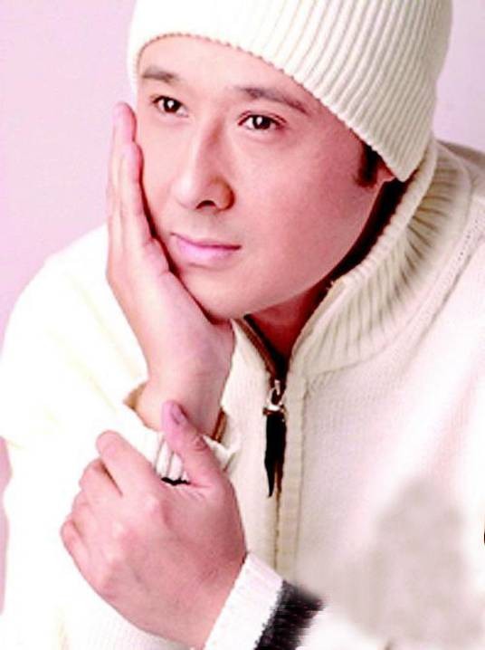 黄伟麟（中国澳门男歌手、演员、主持人）