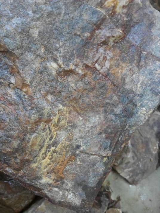 原矿（采出而未经选矿或其他加工过程的矿石）