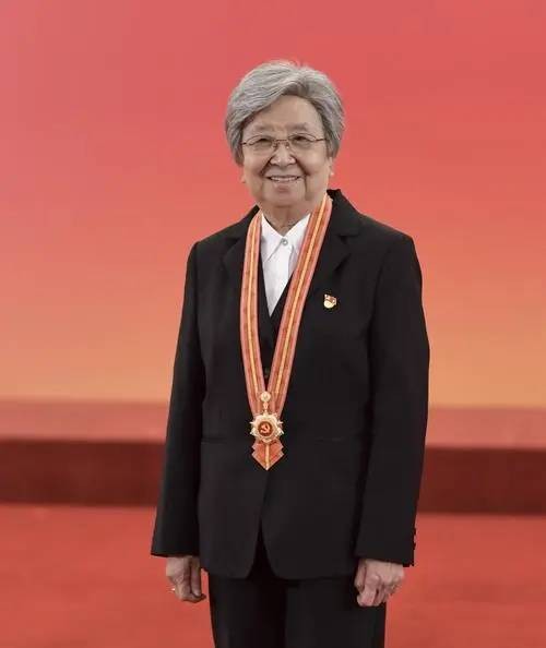 黄宝妹（新中国纺织工人代表、“七一勋章”获得者）