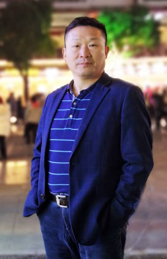 周晓峰（北部湾大学陶瓷与设计学院院长）