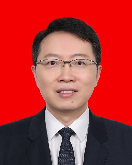 王华（上海市徐汇区委副书记、区长）