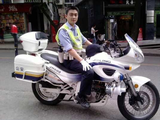 交巡警