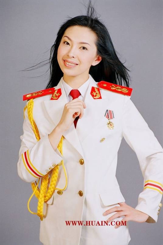 马丽娜（济南军区政治部文工团演奏员）