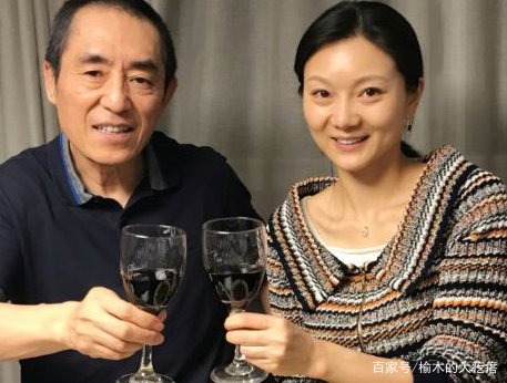 71岁张艺谋为娇妻庆生，送花大秀恩爱，他们夫妻之间的感情如何？