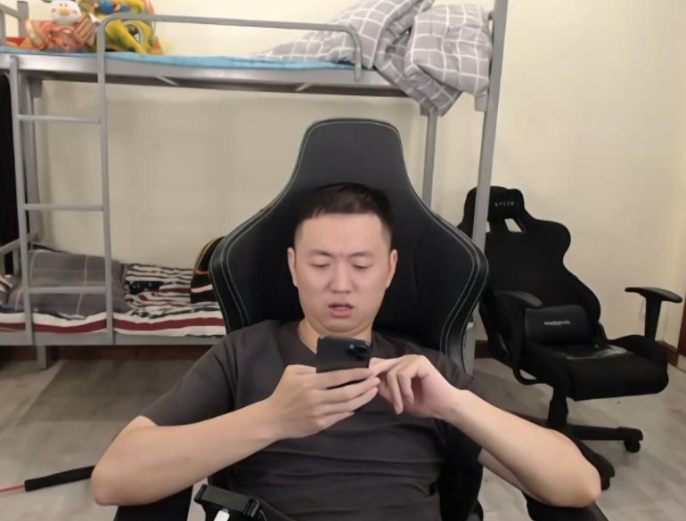 向佐和药水哥之间的对决，到底谁更胜一筹？