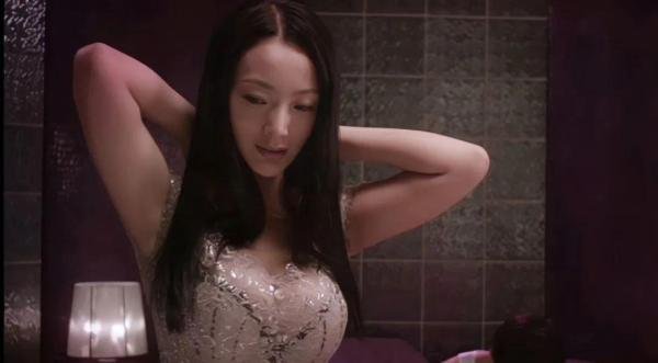 她为了成全男友的导演梦,出演了电影《一路向西》,从此大火,却又被男友抛弃