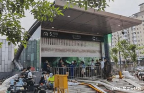 郑州地铁五号线在车厢里为大家加油鼓劲的女子去世了，究竟发生了什么？