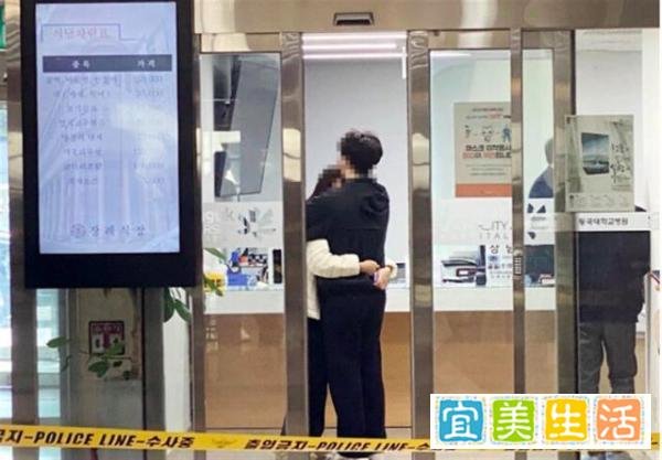 女孩在梨泰院跪地哭喊男朋友不在了 这是咋情况?