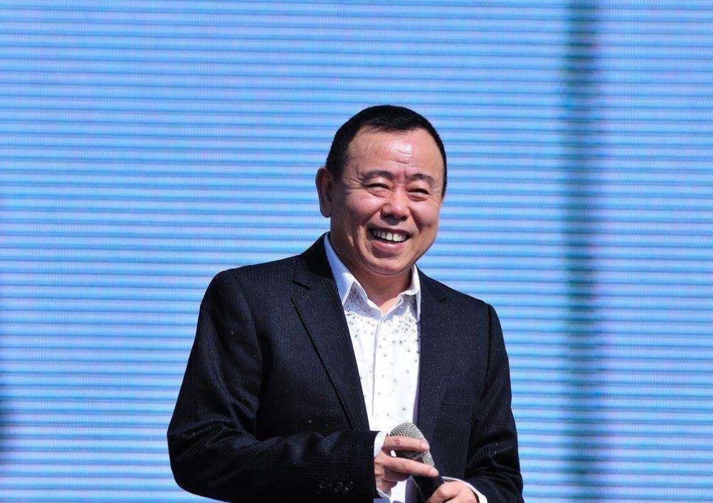 心疼!潘长江被800斤摩托砸断腿,他究竟是因何被砸伤的?