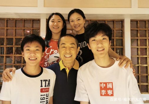 71岁张艺谋为娇妻庆生,送花大秀恩爱,他们夫妻之间的感情如何?
