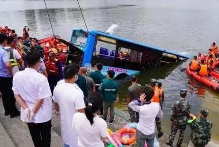 安顺公交坠湖事件:司机带着一车乘客赴死,后来如何?