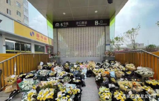 郑州地铁五号线在车厢里为大家加油鼓劲的女子去世了，究竟发生了什么？