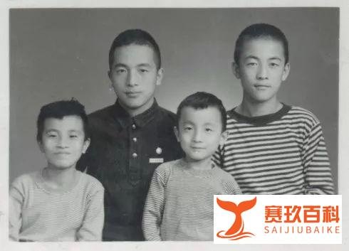 乐那多的爸爸叫耿乐，耿乐的爷爷是张仃，三个人，三个姓，这唱的又是哪一出？
