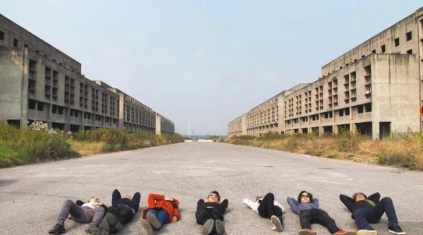 6个广东青年睡遍烂尾楼：既然有房没人住，那就我们去睡