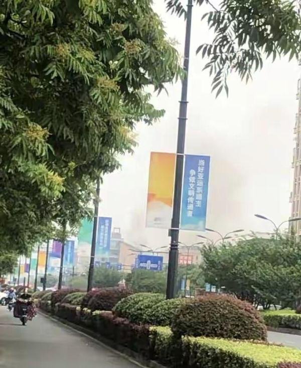 杭州一市场发生火灾，有人从二楼跳楼逃生