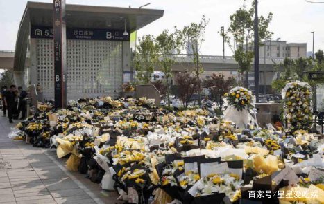 郑州地铁五号线在车厢里为大家加油鼓劲的女子去世了，究竟发生了什么？