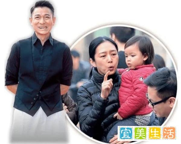 刘德华妻女游迪士尼，56岁朱丽倩头发花白，10岁女儿五官超像爸爸