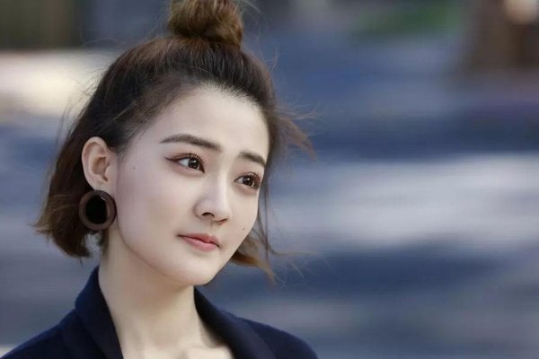 英气逼人的徐璐在之前是一位军人,如果不进娱乐圈,她留在部队会怎么样?