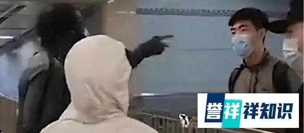 太嚣张!一名外籍男子向女孩泼剩饭,网友:必须严惩