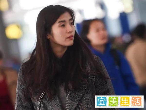 最美女足赵丽娜告别浪姐,身高1米88站在1米55周迅身边如巨人!