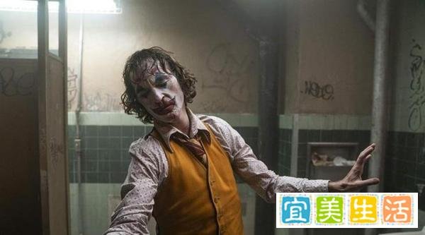 电影解析《小丑》：在混乱的社会中，疯狂就是最好的镇定剂！