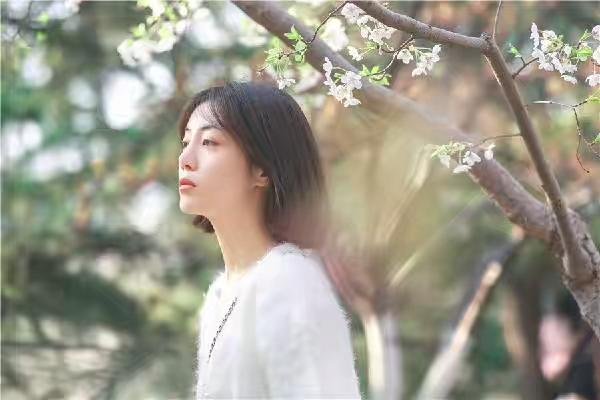 杨幂公司旗下的艺人资源都不错，为什么李溪芮却解了约？