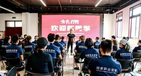 学健身教练要多少钱大概多久？