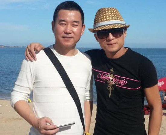 潘长江亲弟弟曝光,身高竟有一米八,还是大家的老熟人!他是谁?