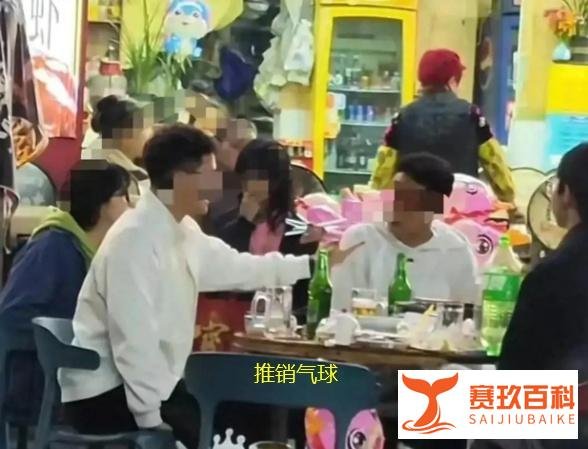 四川小女孩凌晨3点夜市卖气球,知情人:妈妈怀3胎,回去早了挨打