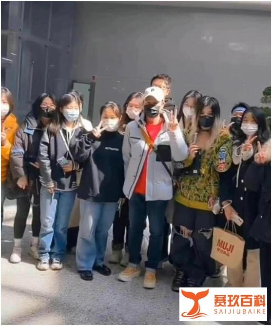 张颂文希望大家别再接机