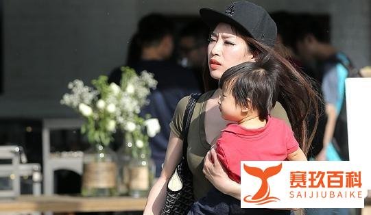 宝宝幼儿园门口边哭边鞠躬，路人都心碎了，孩子入园焦虑怎么办？