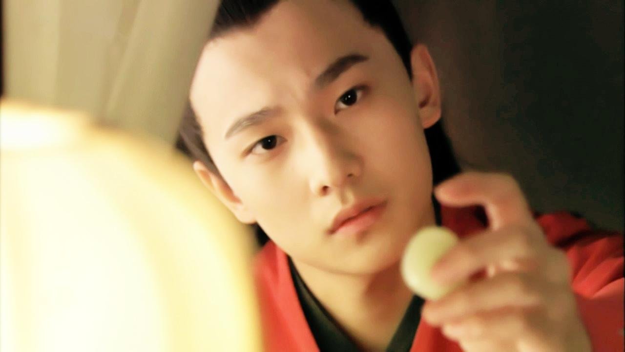 杨洋饰演的成年宝玉在大婚后拿起了什么？