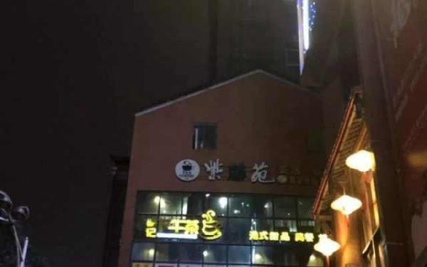 卿本佳人，奈何做贼，校花女生租酒吧当作案场所成了通缉犯