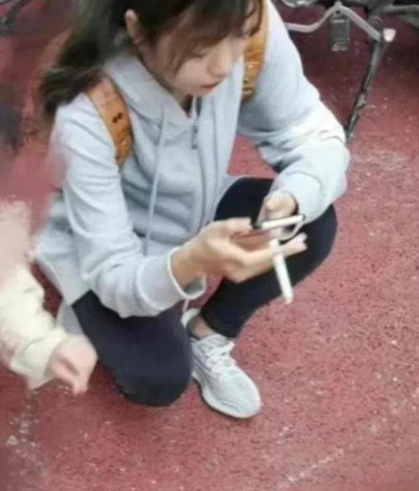 “骗钱、校园霸凌、早恋同居、卖三无……”清纯女神“不吃奶露拖”被曝是抽烟社会小妹?