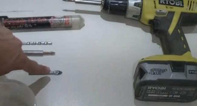 用什么工具在全瓷地砖上打孔