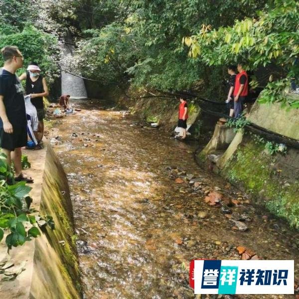 成都崇州河道里游客水中打麻将?政府工作人员:已全部撤离
