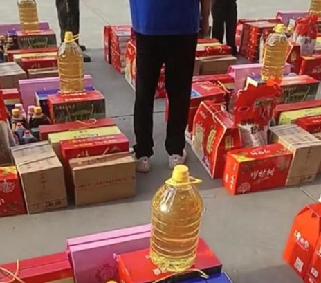 慕了!公司花27万给员工每人发30件礼品,这家公司到底啥来头?