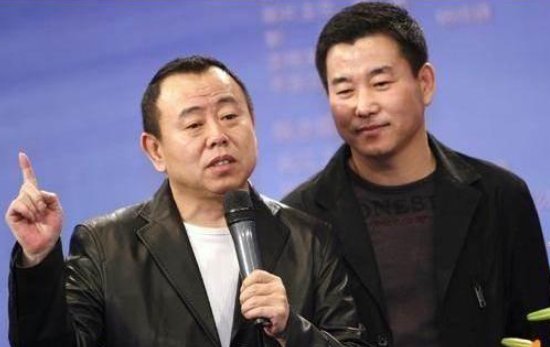 潘长江亲弟弟曝光，身高竟有一米八，还是大家的老熟人！他是谁？