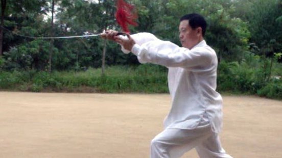 怀中抱月是什么姿势？