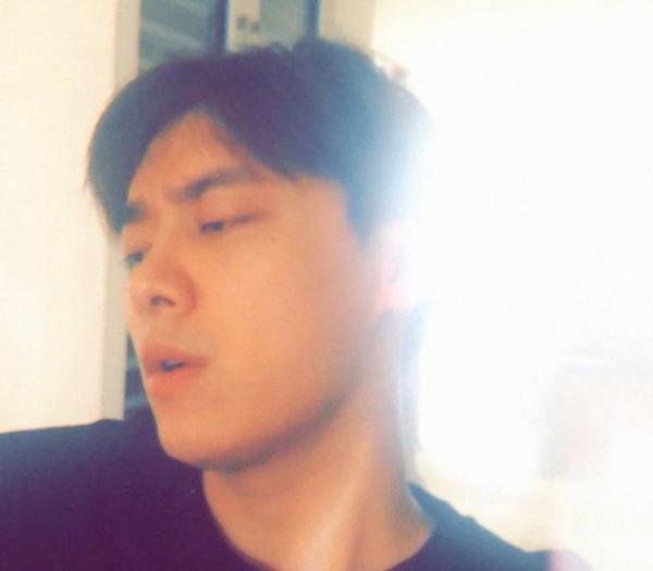 李易峰晒照体重只有66.2公斤但身高一米八,照中他腿是亮点
