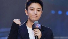 李小璐陪甜馨海边游玩,前夫贾乃亮疑同行,他们复合了吗?