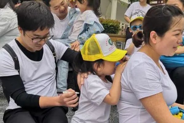 幼儿园相亲相爱节目串词
