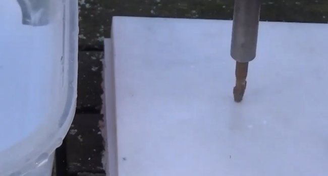 用什么工具在全瓷地砖上打孔