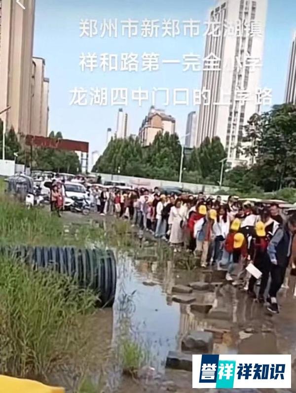 学生踩砖头走泥路入校，学校回应：多年前曾反映过，只是未见行动