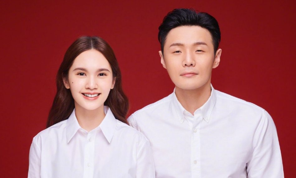 杨丞琳晒柴犬与李荣浩对比图，这是新式秀恩爱吗？