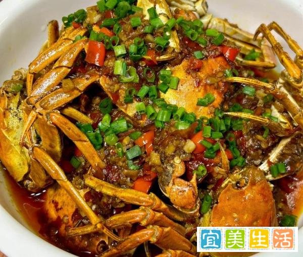 蒸螃蟹,直接上锅是大忌,难怪掉腿流黄,掌握2个小技巧,鲜得很