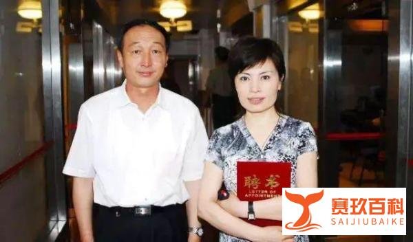 前央视主播李瑞英，隐瞒了30多年青梅竹马的老公，竟是熟悉的他！