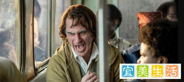 电影解析《小丑》：在混乱的社会中，疯狂就是最好的镇定剂！