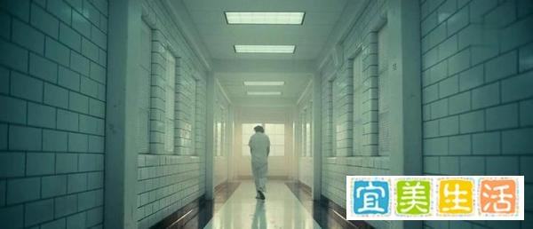 电影解析《小丑》：在混乱的社会中，疯狂就是最好的镇定剂！